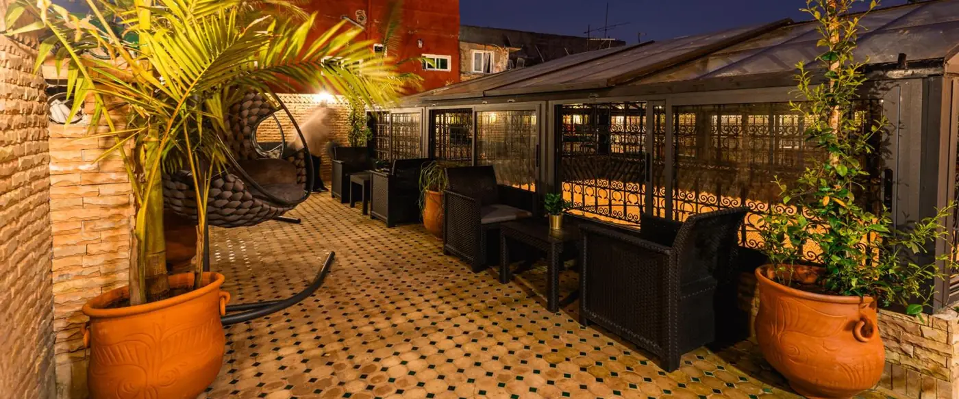 La terrasse du toit, le soir