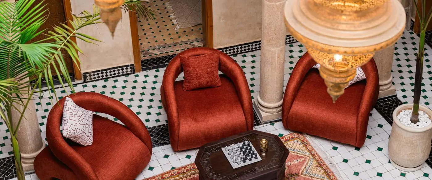 Le salon du patio : fauteuils de velours et lanternes de laiton
