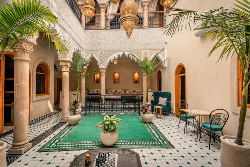 Le patio, le bassin et le salon