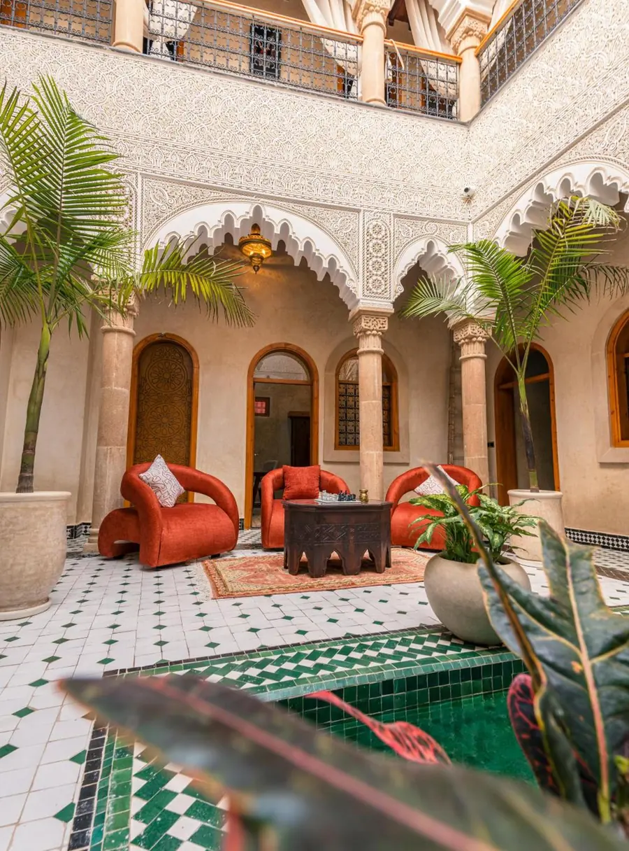 Le salon du patio au bord du bassin