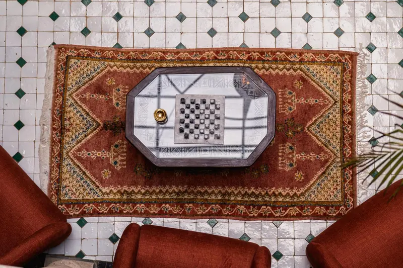 Le tapis et la table du salon, vus d’en haut