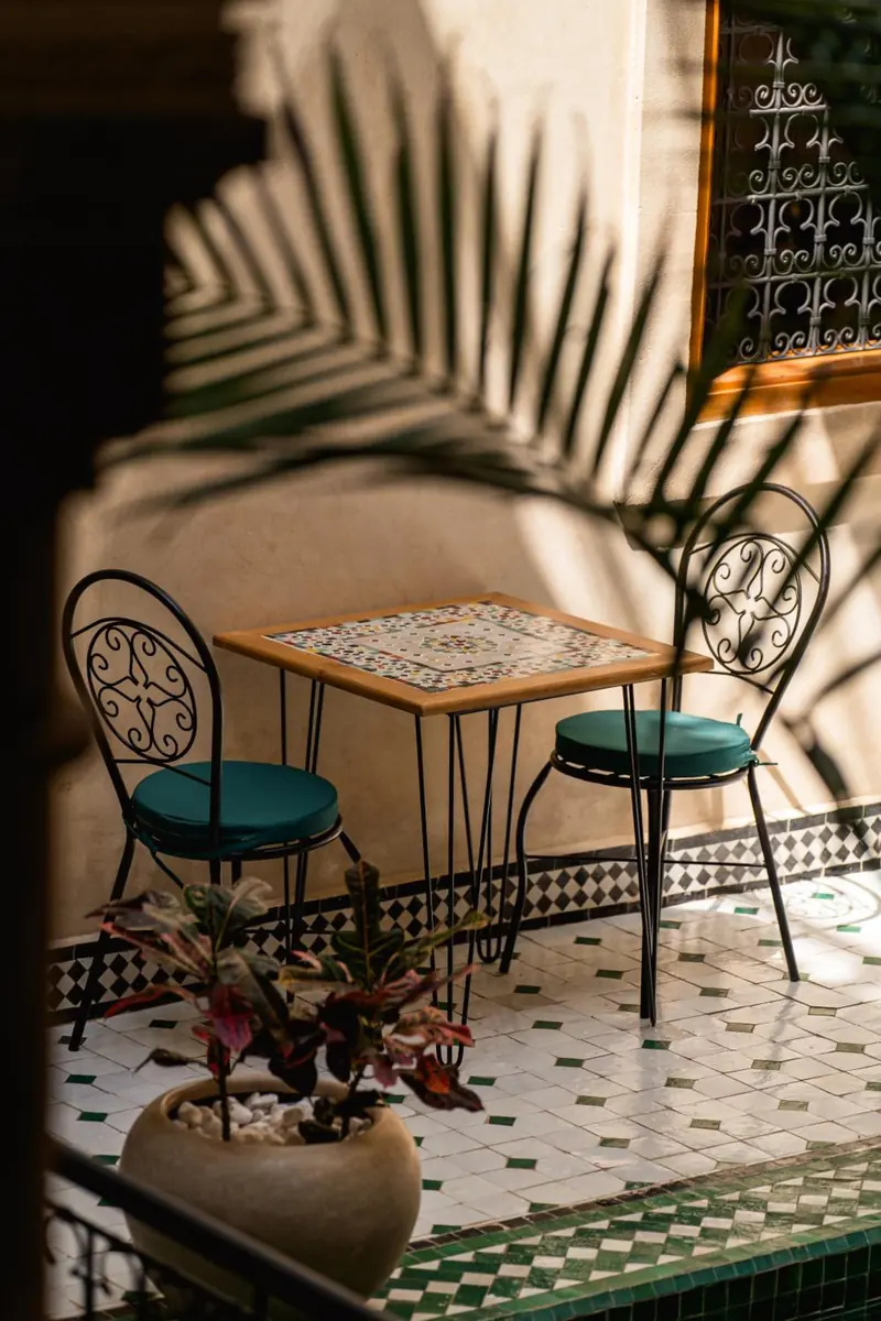 Une table de café au bord de la galerie