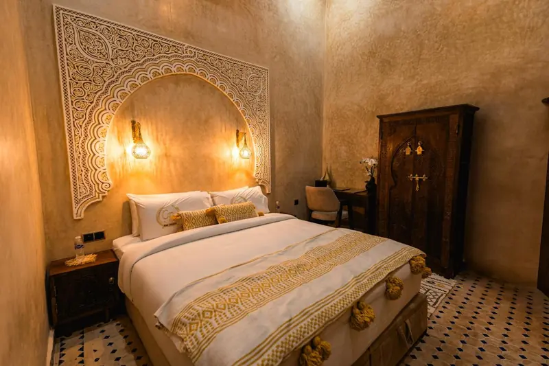 Chambre Dorée, le lit et son plaid brodé d’or