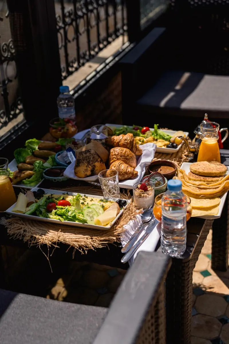 Le petit-déjeuner sur une table de la terrasse