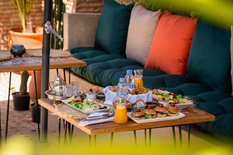 Le petit-déjeuner servi sur la terrasse