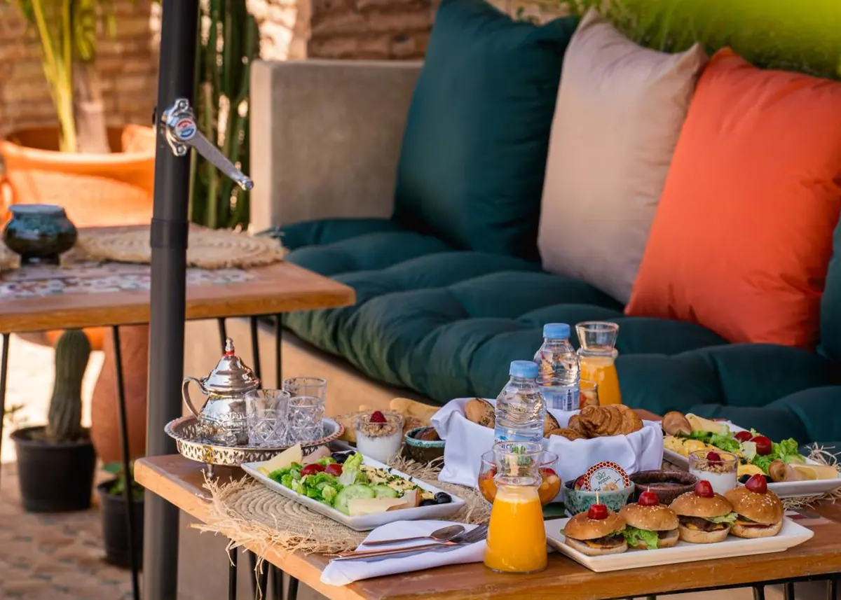 Le petit-déjeuner servi sur la terrasse