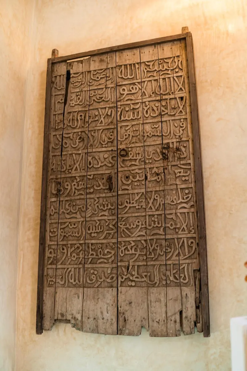Une ancienne porte en bois accrochée au mur