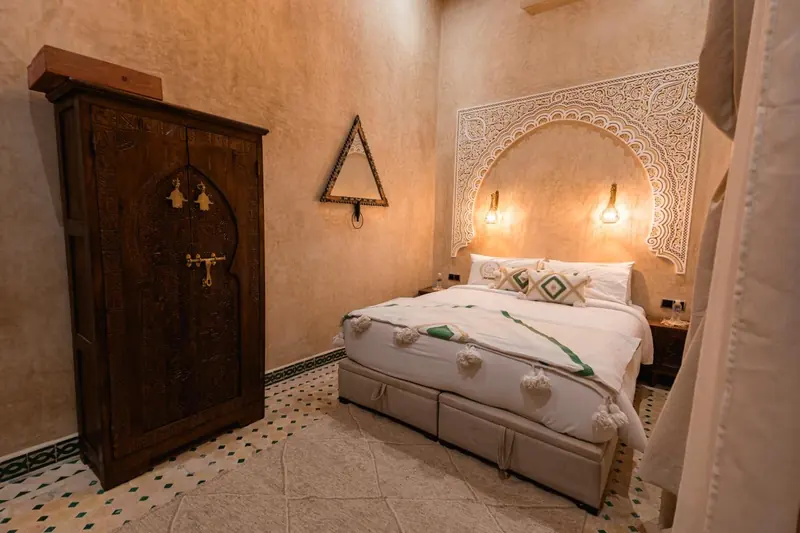 Chambre Blanche, l’armoire en bois sculpté et le lit