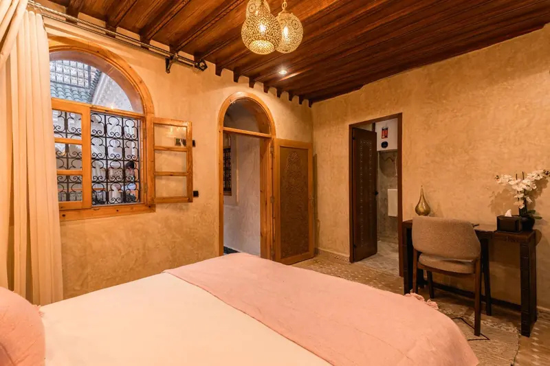 Chambre Rose, la fenêtre sur la galerie