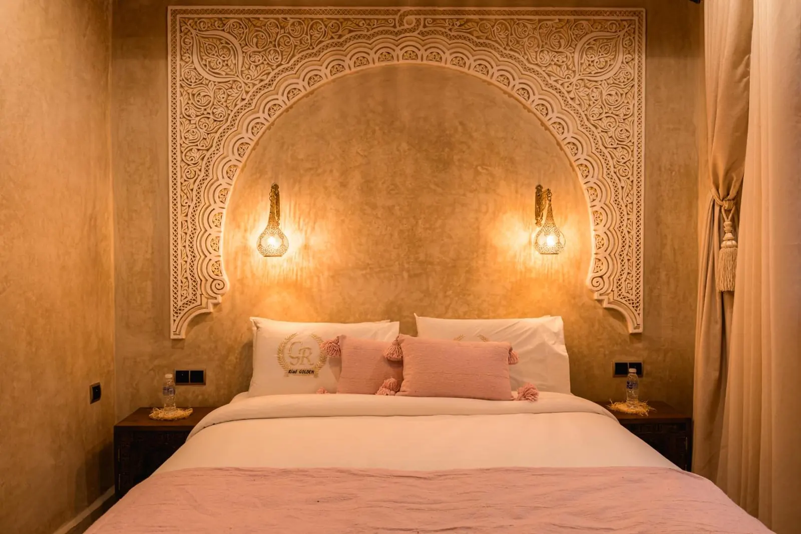 Chambre Rose, la tête de lit en plâtre sculpté