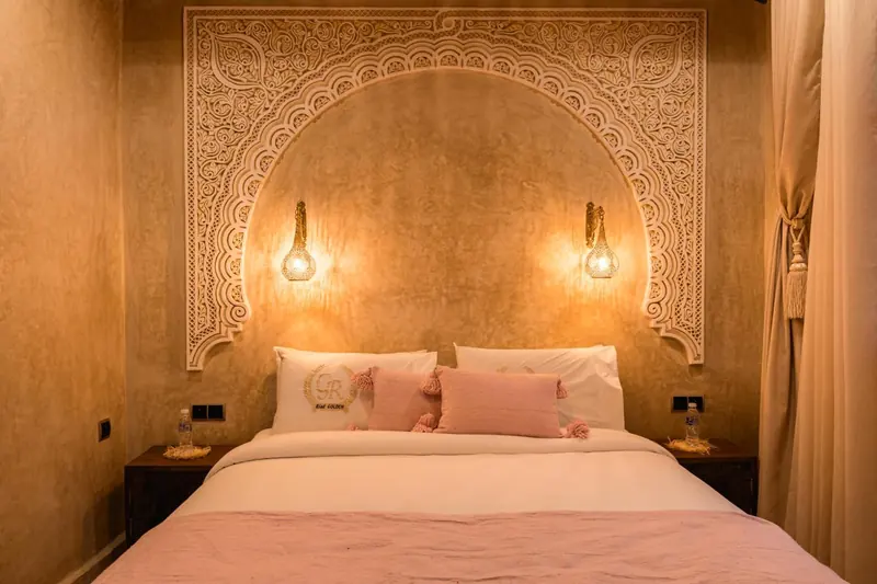 Chambre Rose, la tête de lit en plâtre sculpté