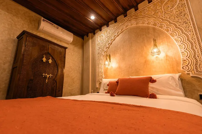 Chambre Corail, l’armoire et le lit