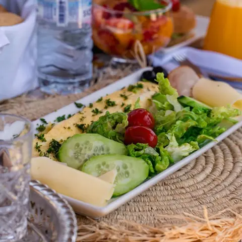 Omelette, fromage et crudités