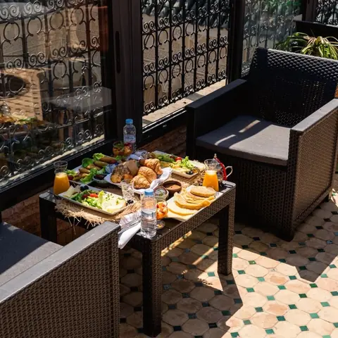 Le petit-déjeuner sur la terrasse