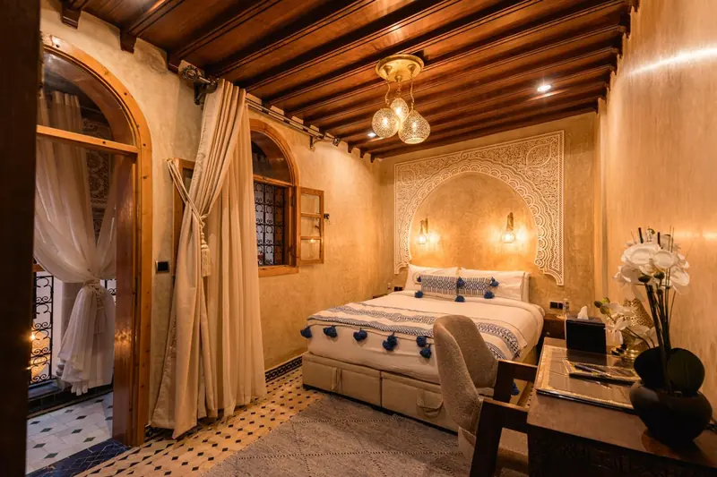 Chambre Bleue, la fenêtre et le bureau