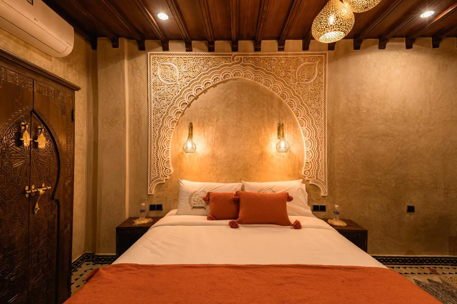 Chambre Corail, la tête de lit en plâtre sculpté