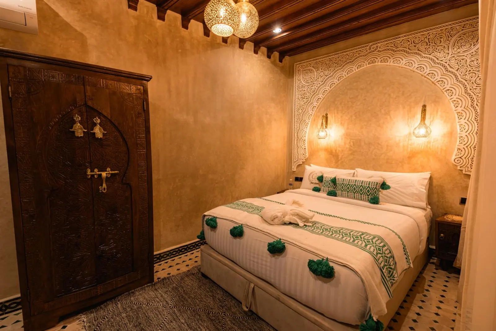 Chambre Verte, le lit aux pompons verts