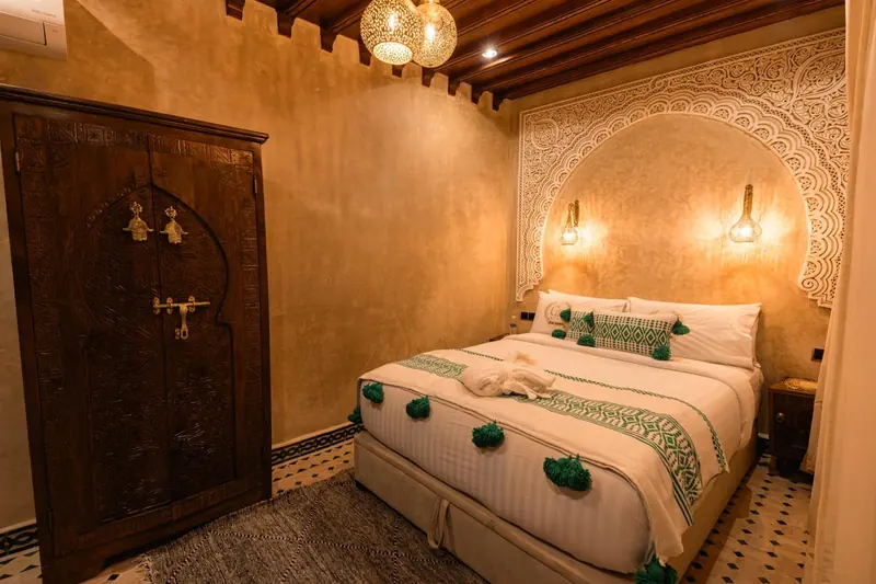 Chambre Verte, le lit aux pompons verts