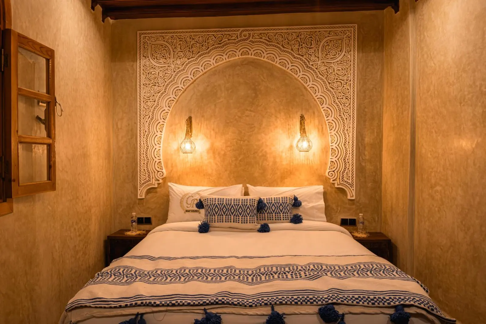 Chambre Bleue, la tête de lit en plâtre sculpté
