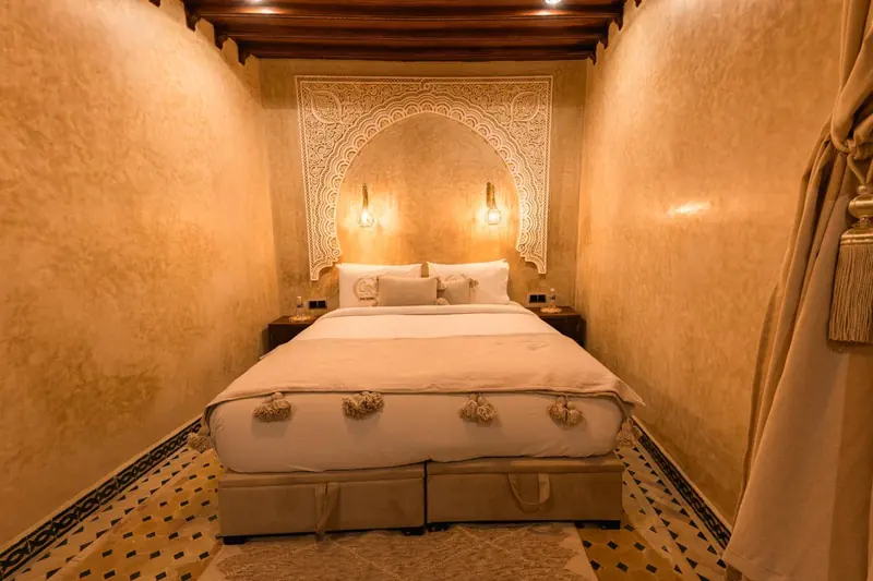 Chambre Sable, le lit sous la tête de lit sculptée