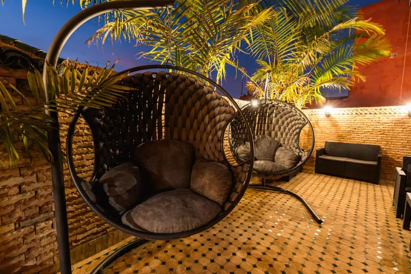 La terrasse le soir, les fauteuils suspendus