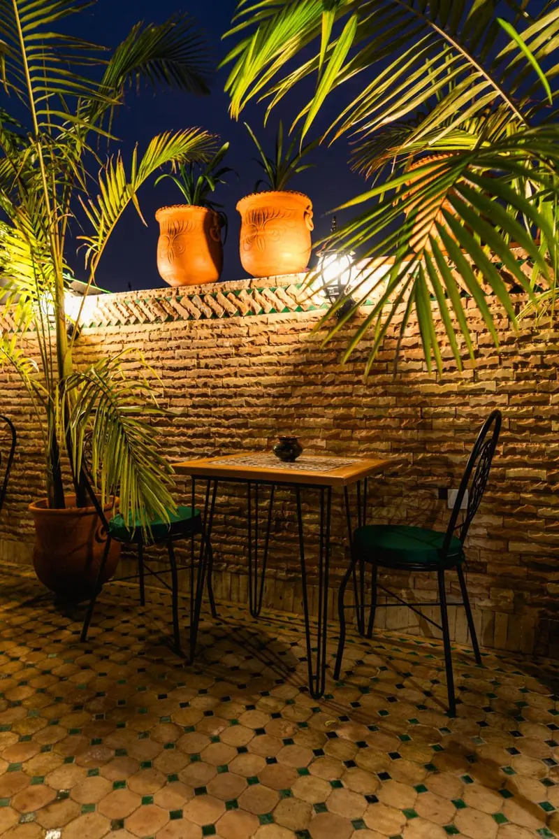 Une table de la terrasse, le soir