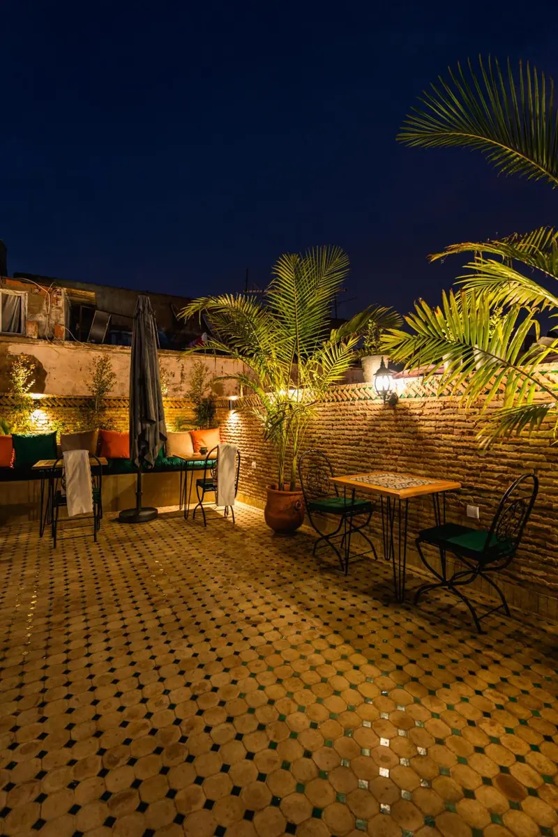 La terrasse à la nuit tombée