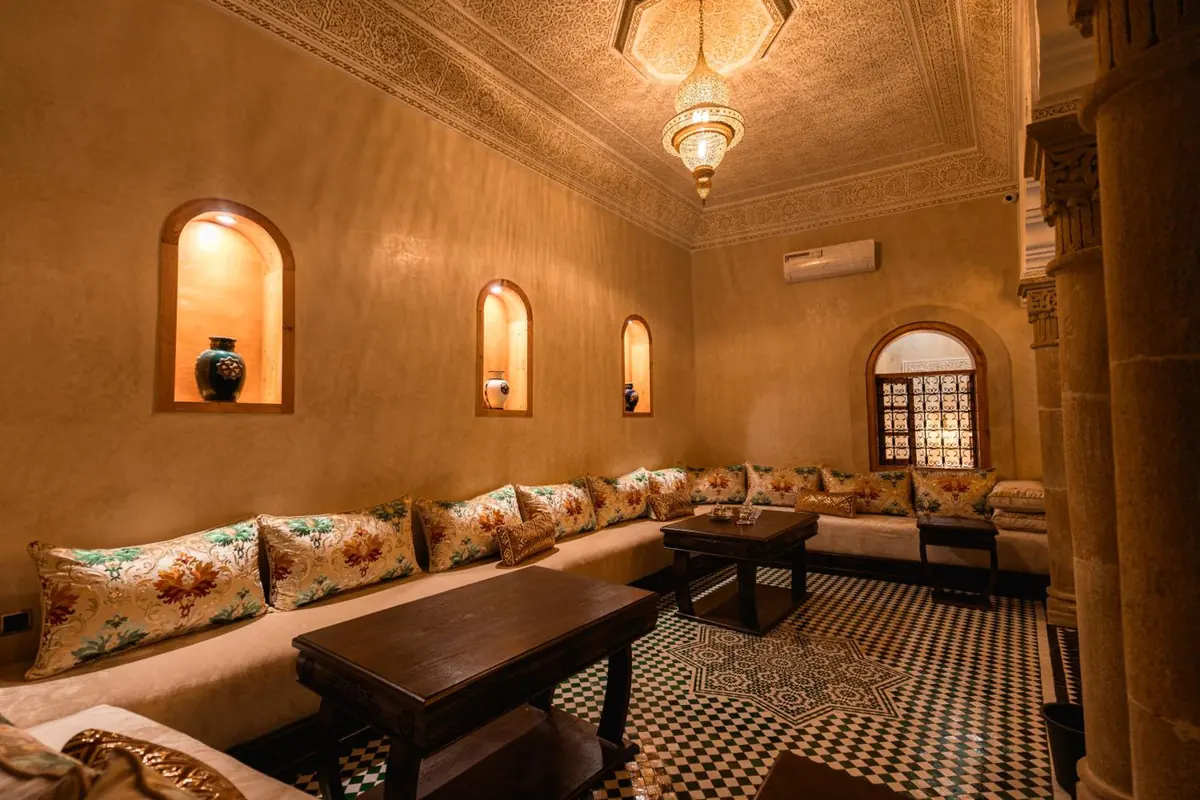Le salon du rez-de-chaussée, les banquettes