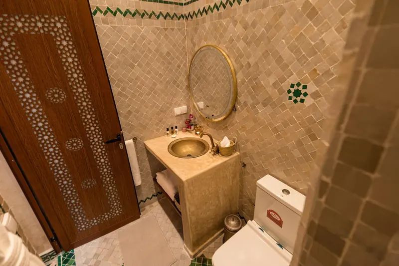 Une salle de bains en zellige