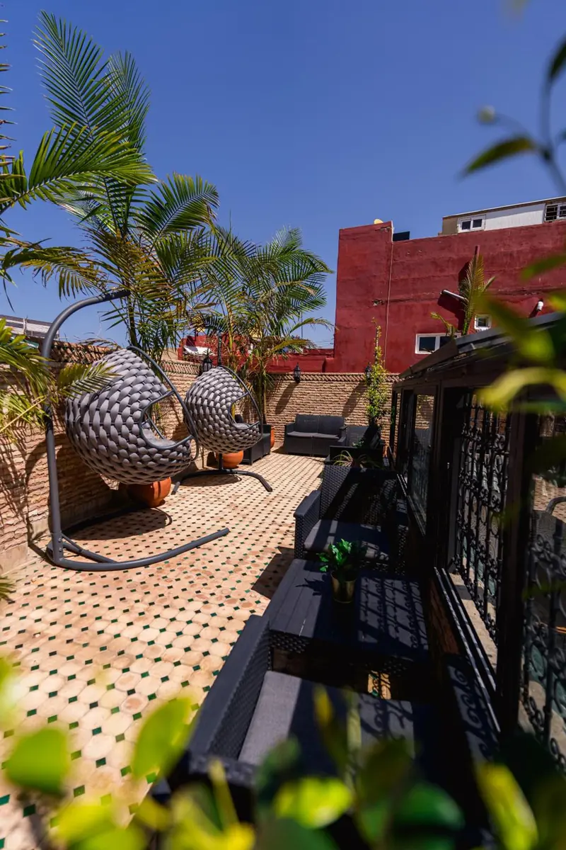 Les fauteuils suspendus de la terrasse