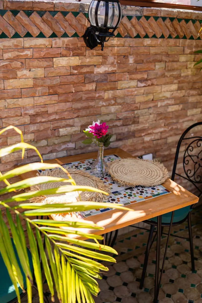 Une table fleurie de la terrasse