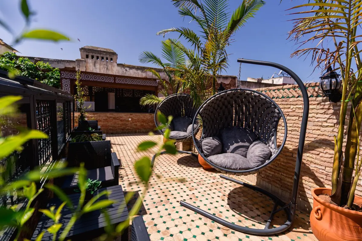 La terrasse, le fauteuil suspendu