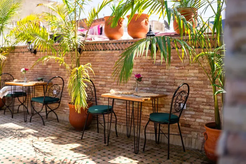 Les tables de la terrasse