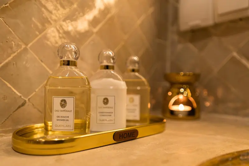 Les produits de toilette sur leur plateau